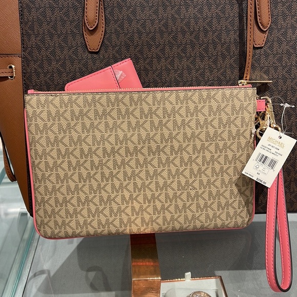 MICHAEL KORS JET SET ITEM LG 2 in 1 CARD CASE & WRISTLET
Tea Rose 
NWT - Picture 4 of 16